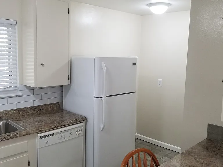 515 Warwick Dr — Photo 8