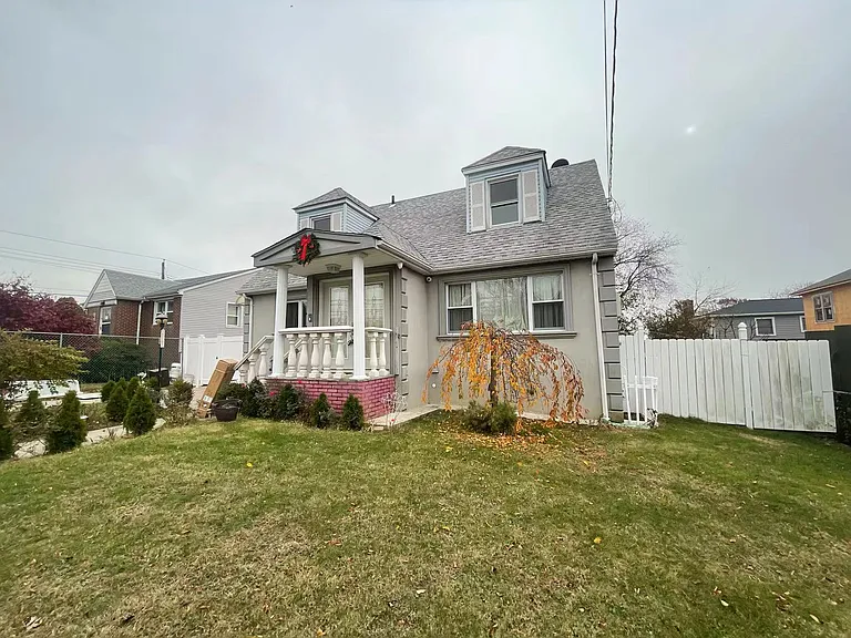 468 McClean Ave #B — Photo 1