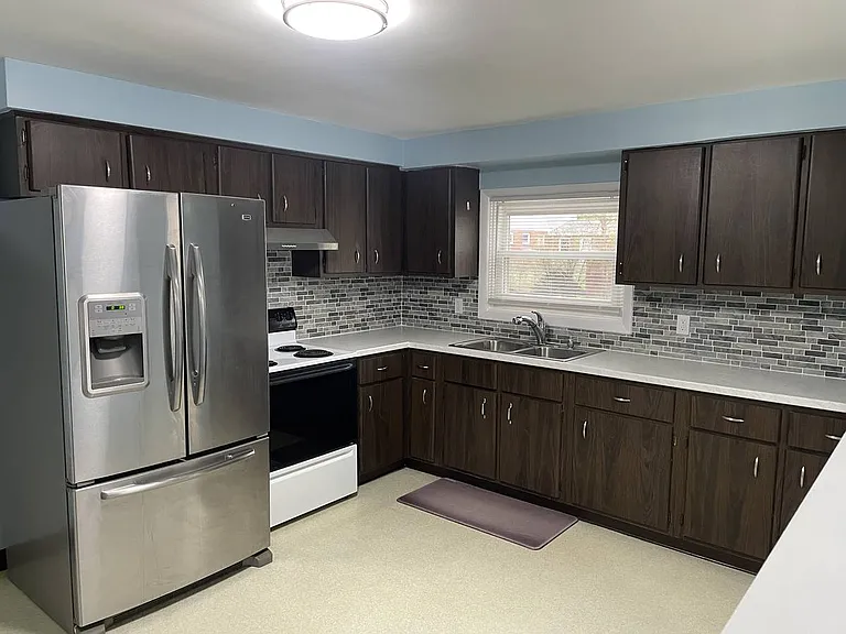 11 W Summerset Ln #R — Photo 1