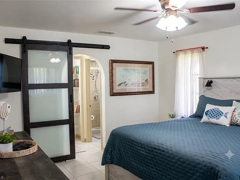 1025 NE Van Loon Ln — Photo 4