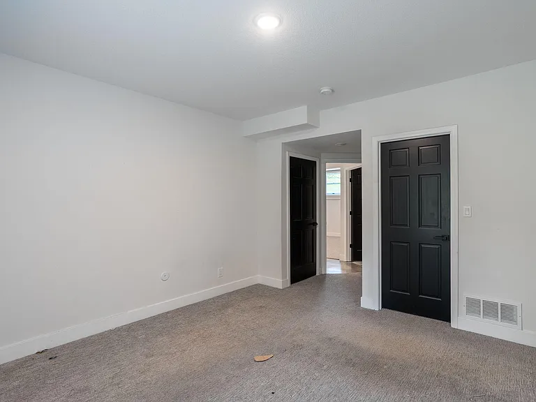 2301 Grant Ln — Photo 32