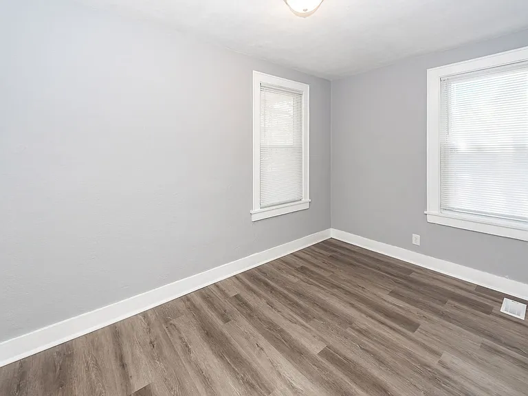 2620 Woodlawn Ave — Photo 17