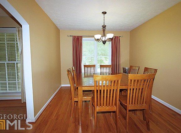 5th image of 890 Valleymeade Dr SE