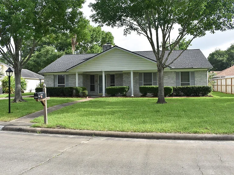 3110 Springhill Dr — Photo 1