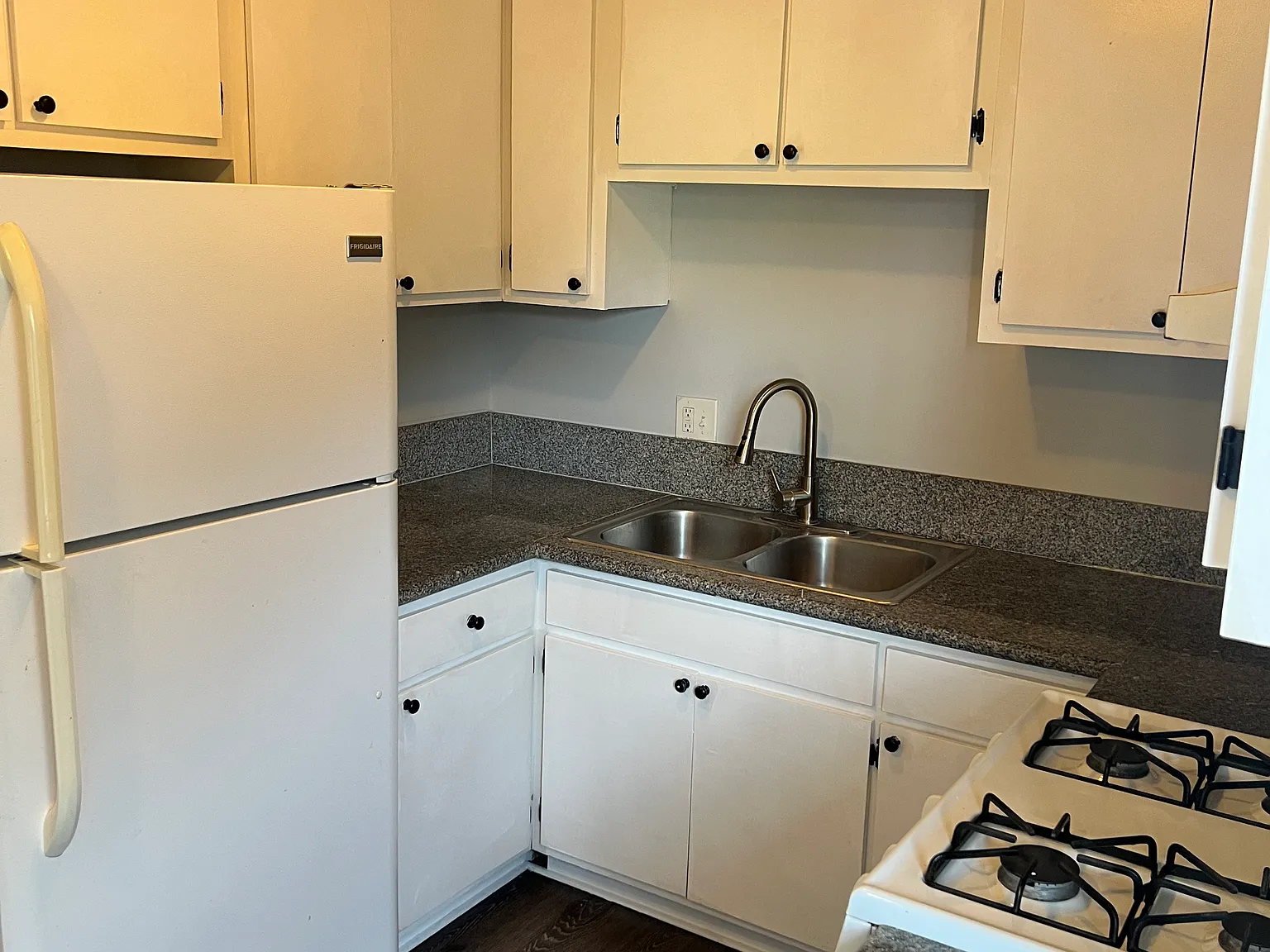 3 bed, 900 sqft, $2,900 — Photo 2