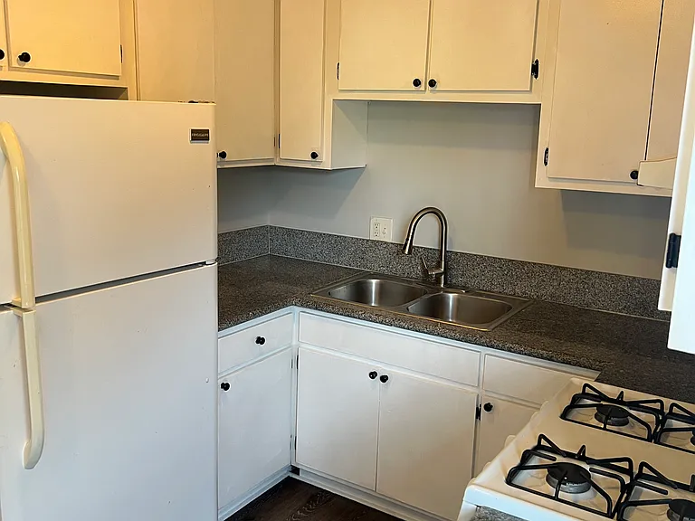 1442 W 27th St #3 — Photo 2