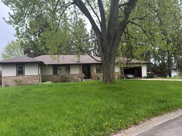 806 Balmoral Dr, Dundee, IL 60118