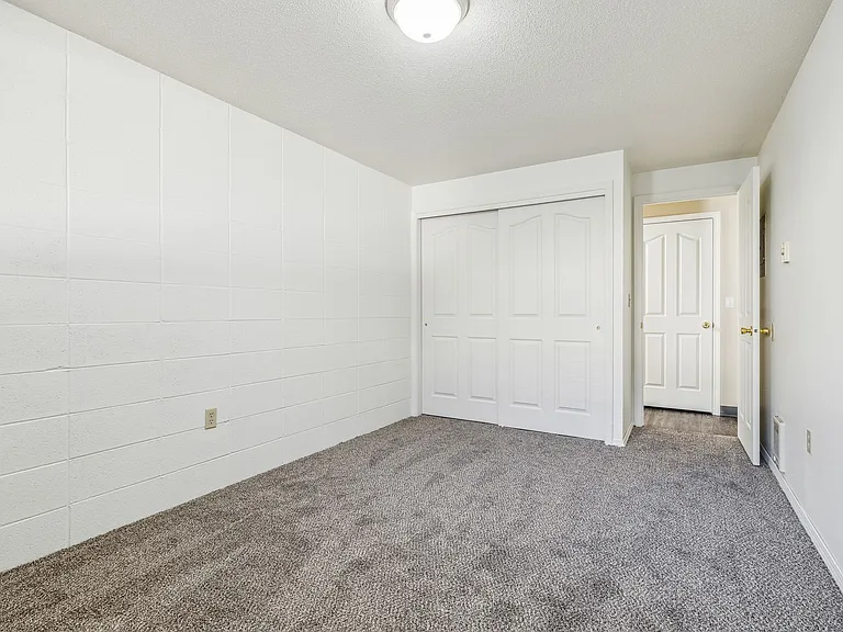 The Oaks Apartments — Photo 15