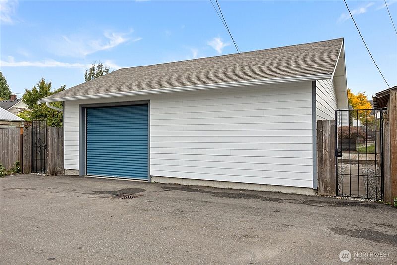 3rd image of 1426 Lombard Avenue