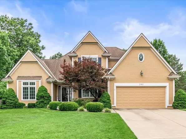 240 SW Winterpark Cir, Lees Summit, MO 64081