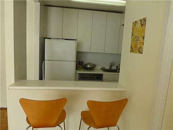 5th image of 215 W 95th St APT 12D