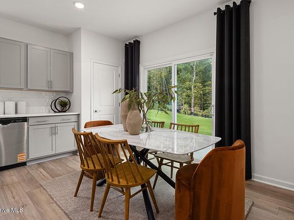 4th image of 729 Richardson Drive