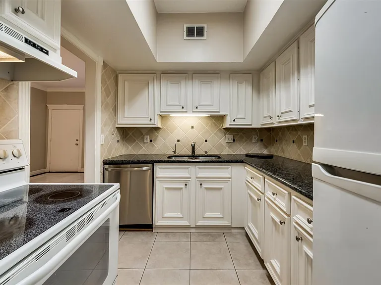 1300 Augusta Dr #28 — Photo 8