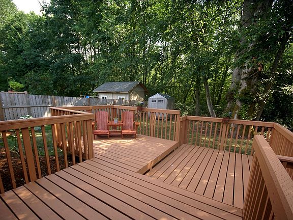 large deck, backyard opens out on to greenbelt