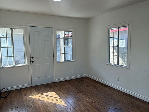 3rd image of 829 W 56th St