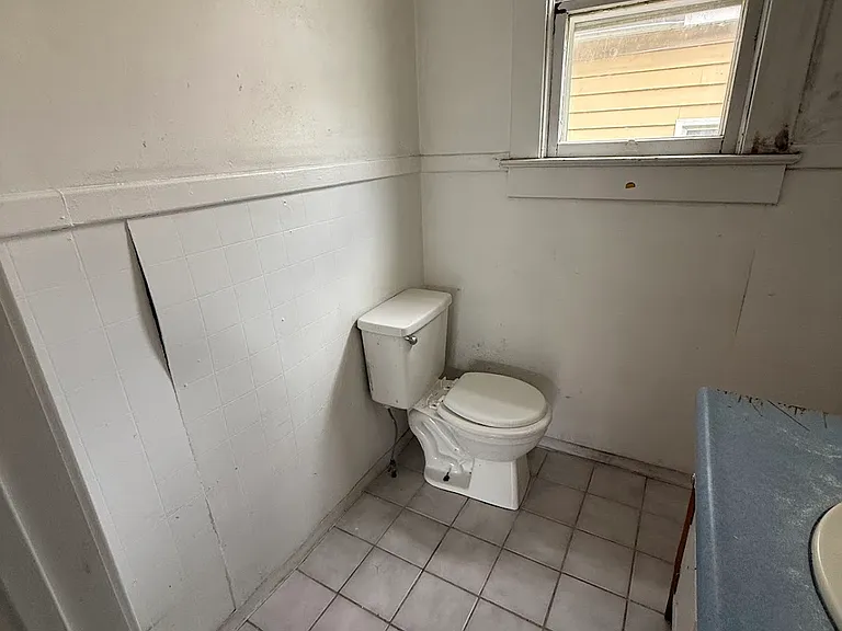 415 E Division St — Photo 16