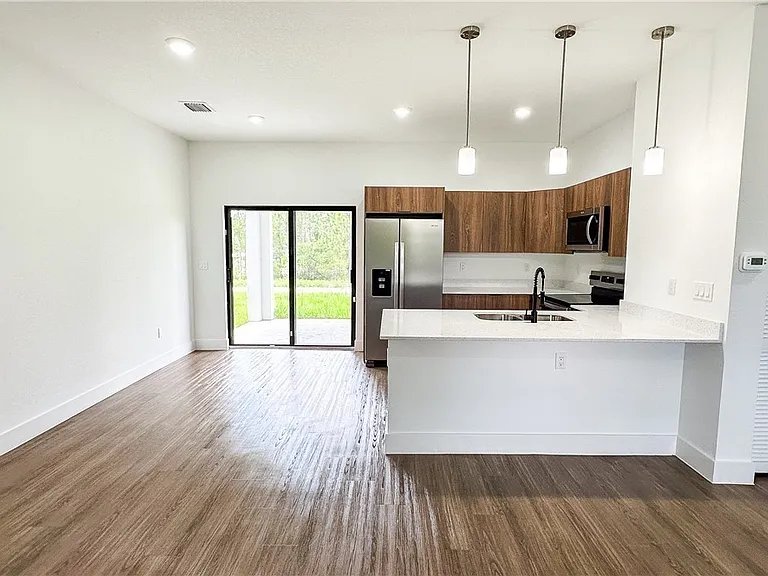 1148 Craft St E — Photo 6