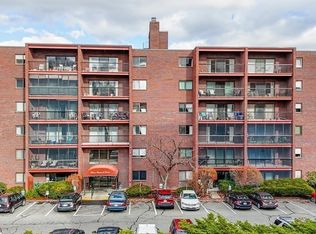 3 Summit Dr APT 16, Reading, MA 01867