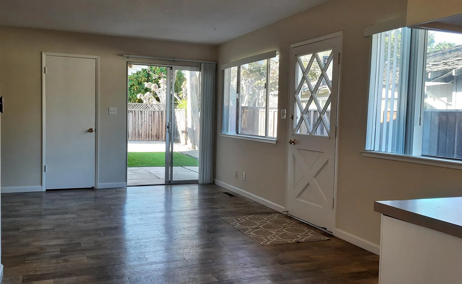 2052 Town And Country Ln — Photo 4