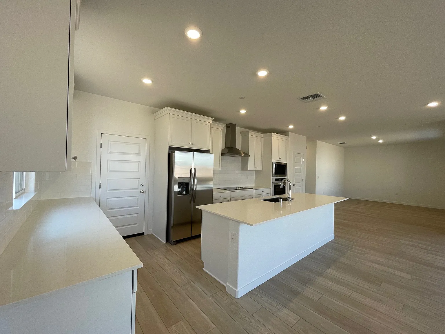 4 bed, 3.5 bath, 2700 sqft, $3,595 — Photo 3