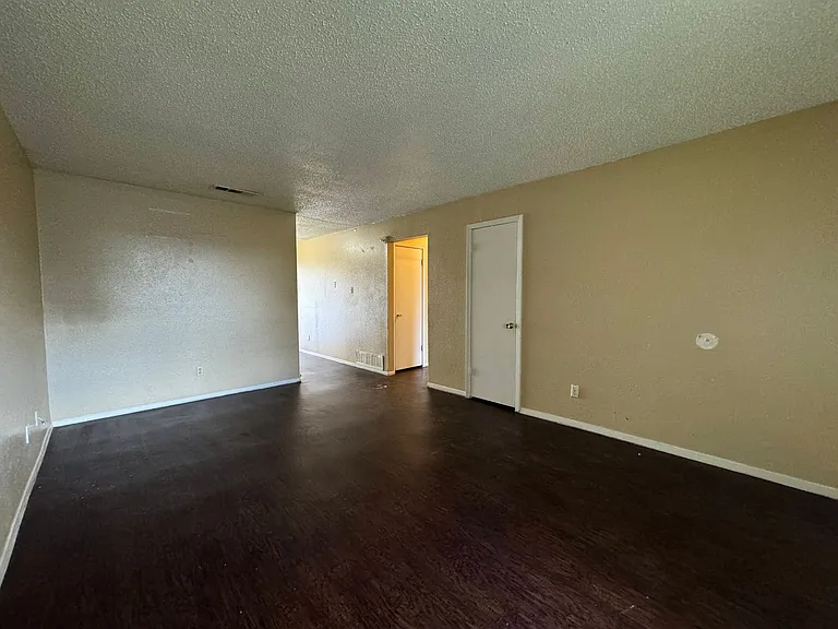 1902 Cedarhill Dr — Photo 2