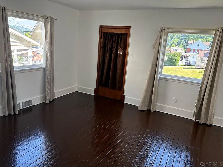 926 Bloom St — Photo 2