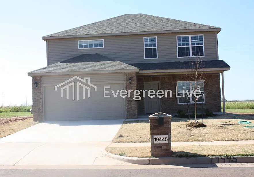 4 bed, 2.5 bath, 2323 sqft, $2,095 — Photo 2