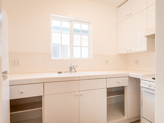 FULL KITCHEN - NEW CABINETS
BEAUTIFUL COUNTERTOP
LOTS OF CABINET SPACE