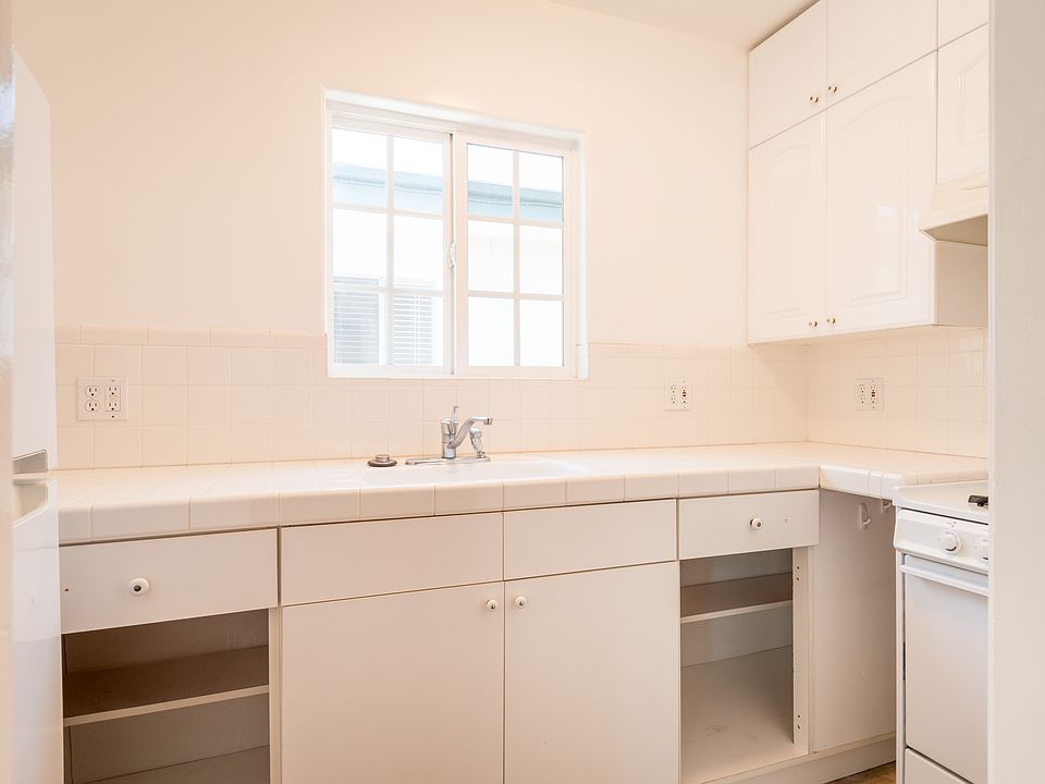 FULL KITCHEN - NEW CABINETS
BEAUTIFUL COUNTERTOP
LOTS OF CABINET SPACE