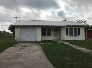 704 Douglas St, Refugio, TX 78377