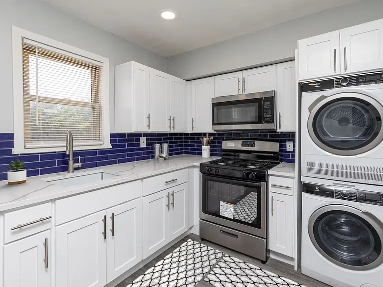 555 Naomi Ave #1A — Photo 2