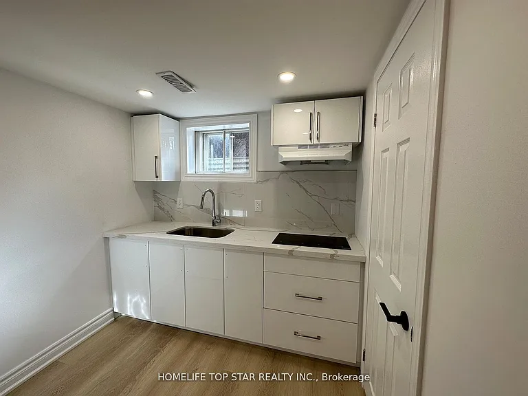 38 Cartier Cres #BACHELOR — Photo 5