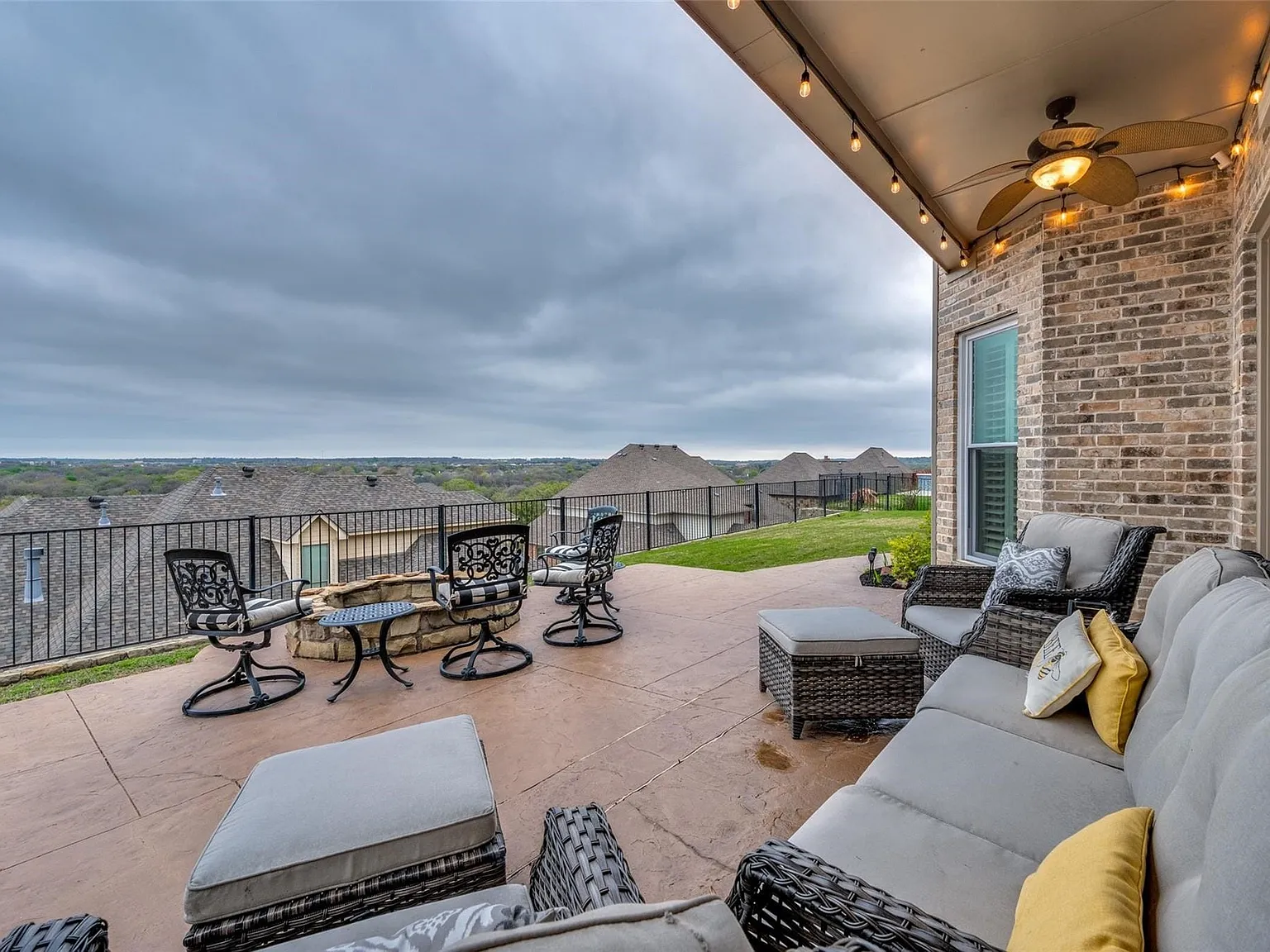 5 bed, 4.5 bath, 4638 sqft, $5,900 — Photo 3