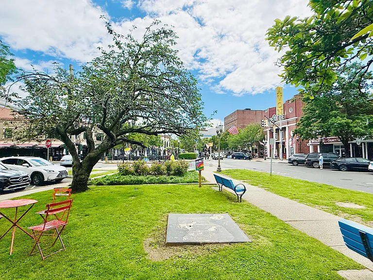 Enjoy life in sophisticated downtown