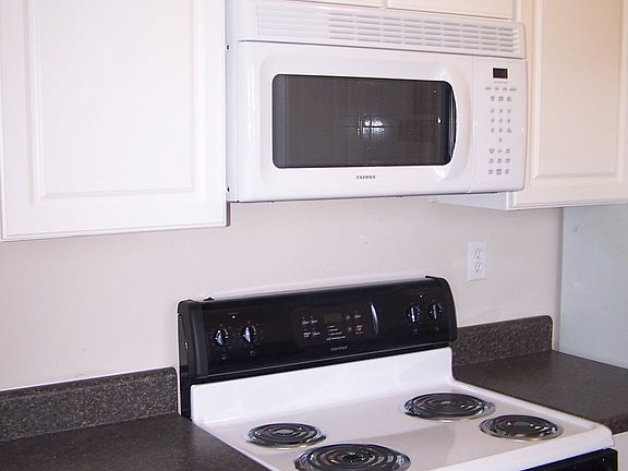 NEW STOVE/MICROWAVE