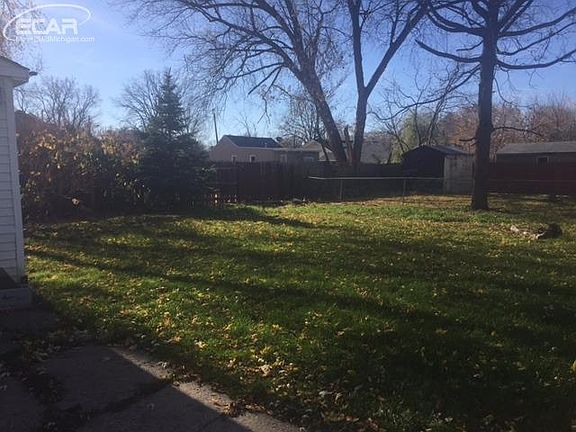 4th image of 2240 E Whittemore Ave