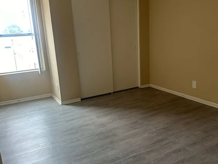 Russell Court Apartments — Photo 13