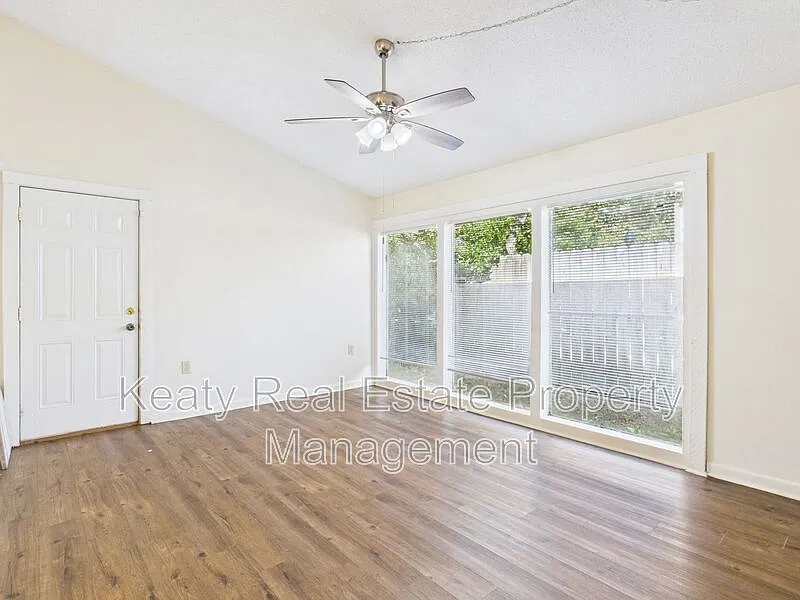 2 bed, 2.0 bath, 1000 sqft, $925 — Photo 2