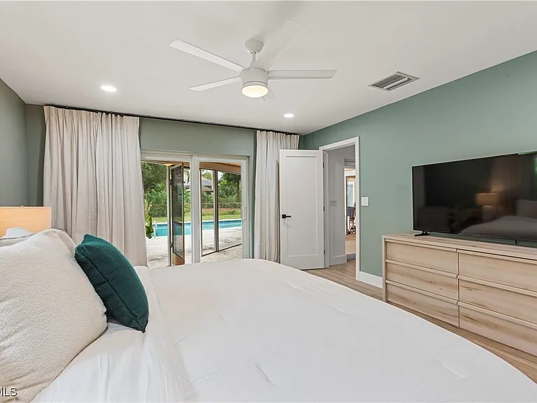 2412 La Salle Ave — Photo 10
