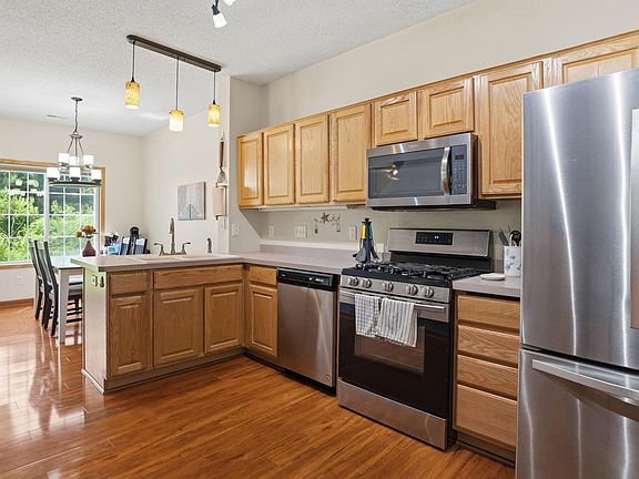 5th image of 684 Oak Ln