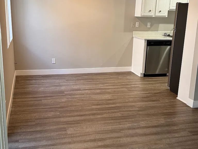 Burbank Apartments — Photo 19