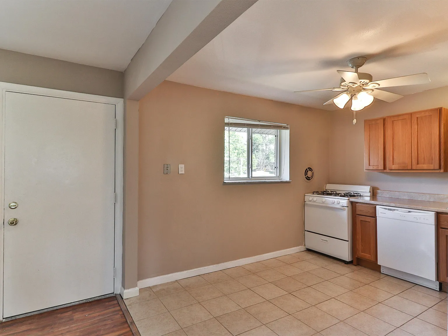 471 S Holmes - B — Photo 4