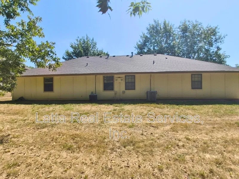 2 bed, 1.0 bath, 940 sqft, $1,200 — Photo 2