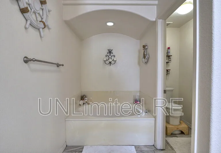 304 Acoma Blvd S — Photo 82