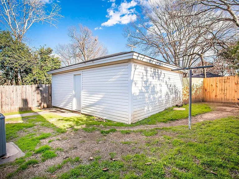 7010 Kingsbury Dr — Photo 15