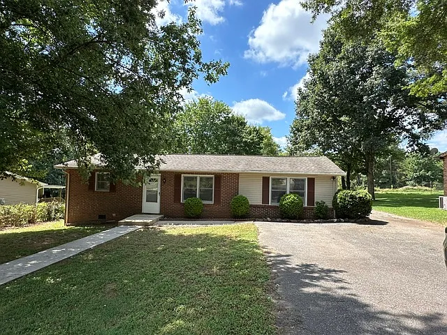 3 bed, 1320 sqft, $1,500 — Photo 1