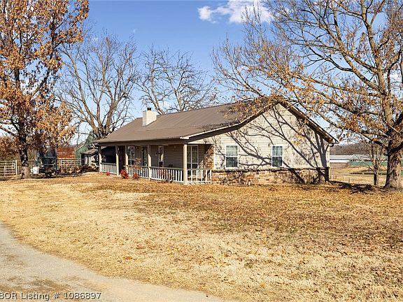 5th image of 647 N Sixhalf Mile Rd