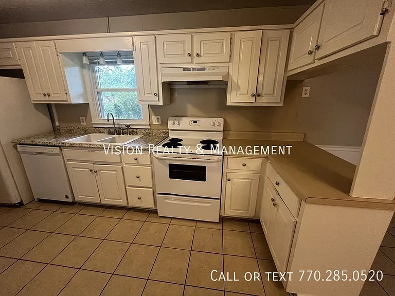 260 Castlegate Cir — Photo 8