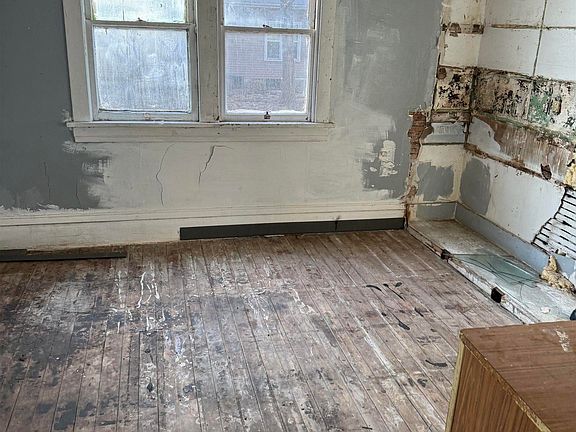 5th image of 435 Conger St