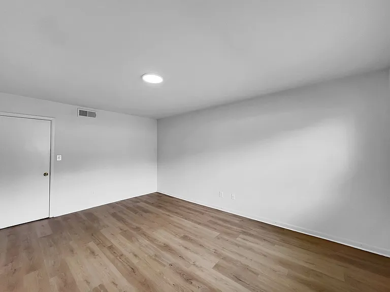 Chateau Orleans Apartments — Photo 11